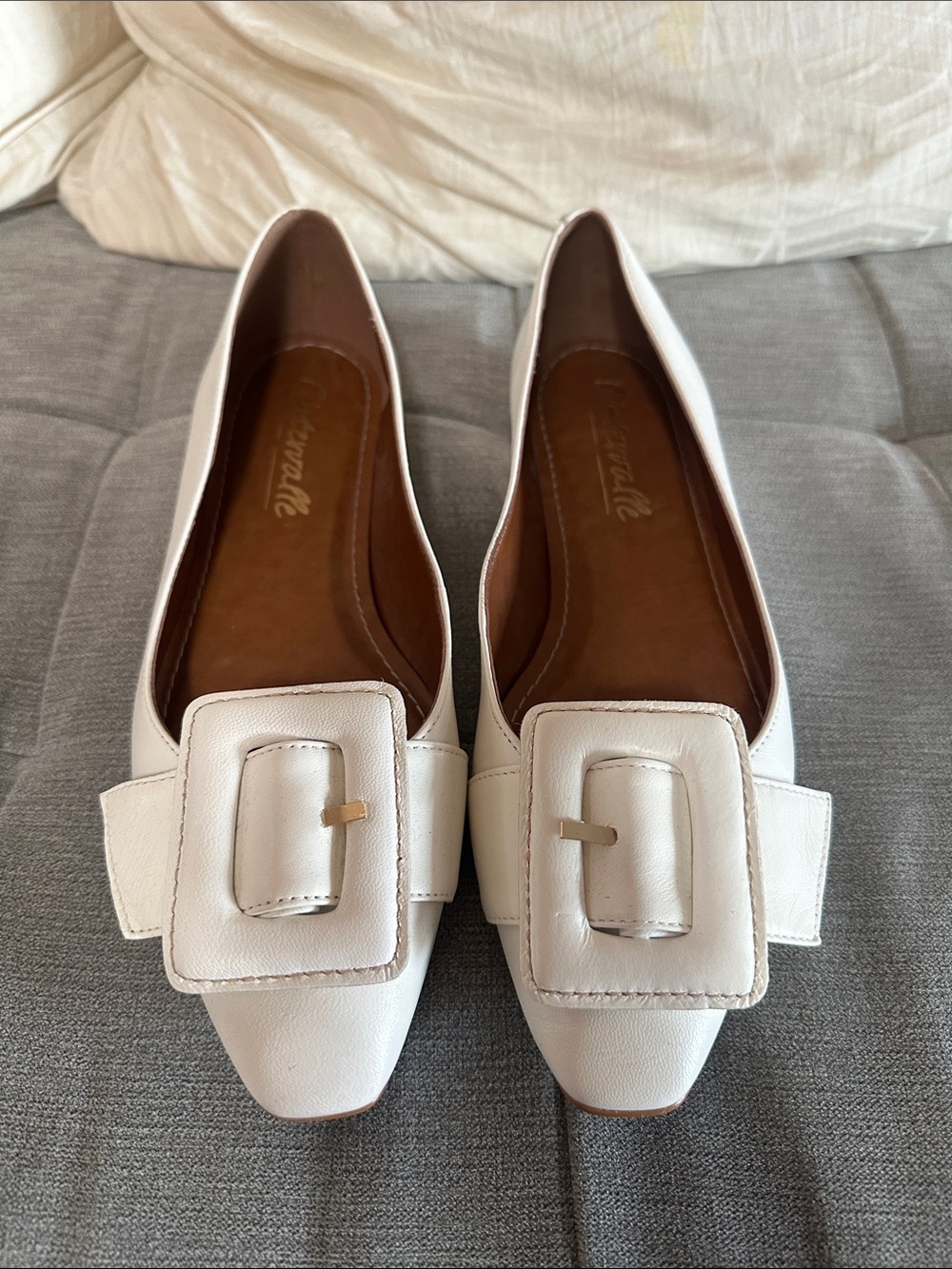 L’intervalle White Buckle Ballet Flats